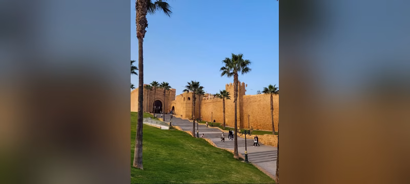 Porte Bab Oudaïa, remparts et palmiers de la Kasbah des Oudayas, Rabat